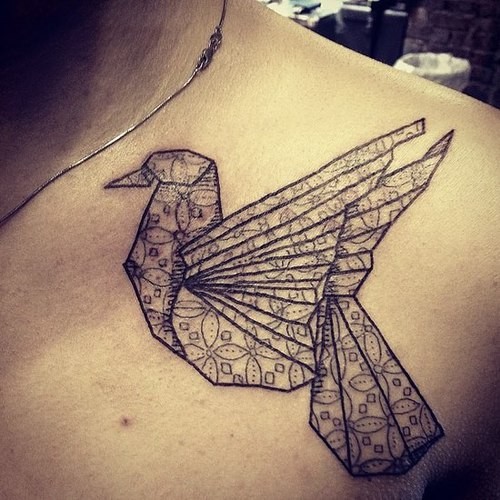 Tatuaje en el hombro, paloma origami