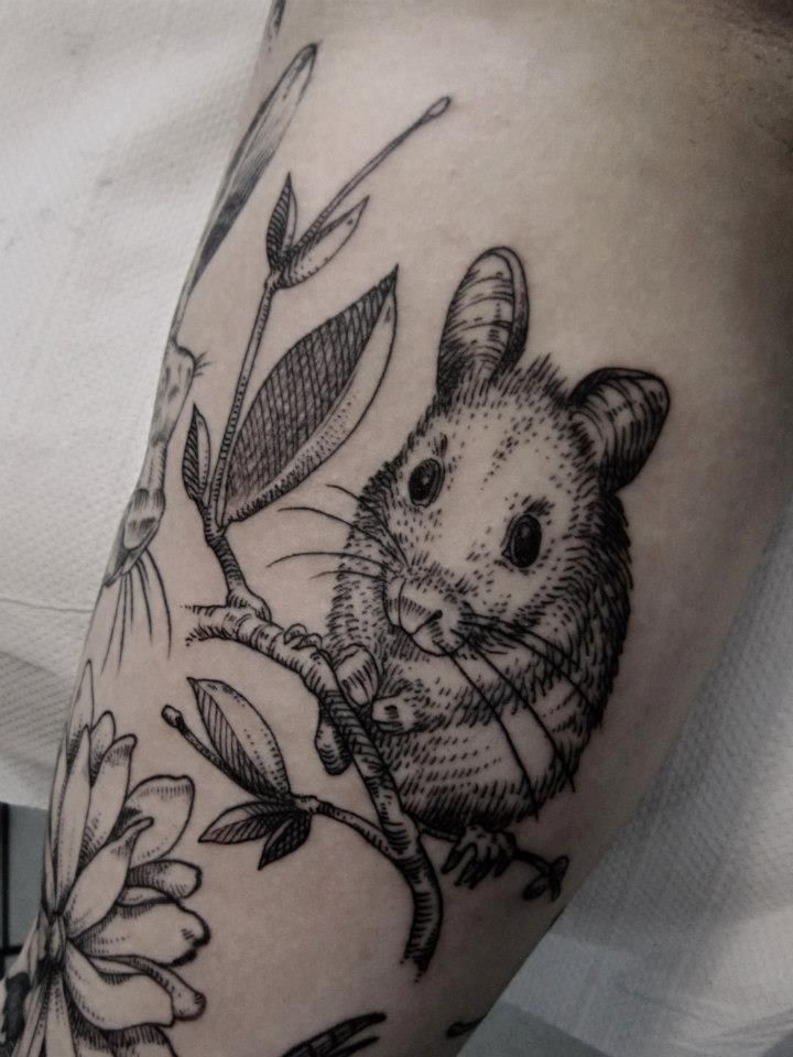 Tatuaje en el brazo, roedor en la rama