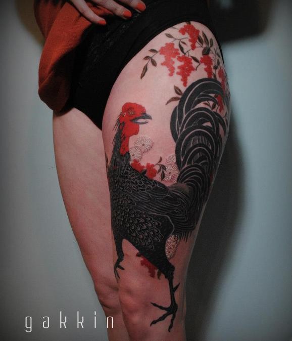 Schwarzroter Hahn mit Blumen Tattoo von Gakken