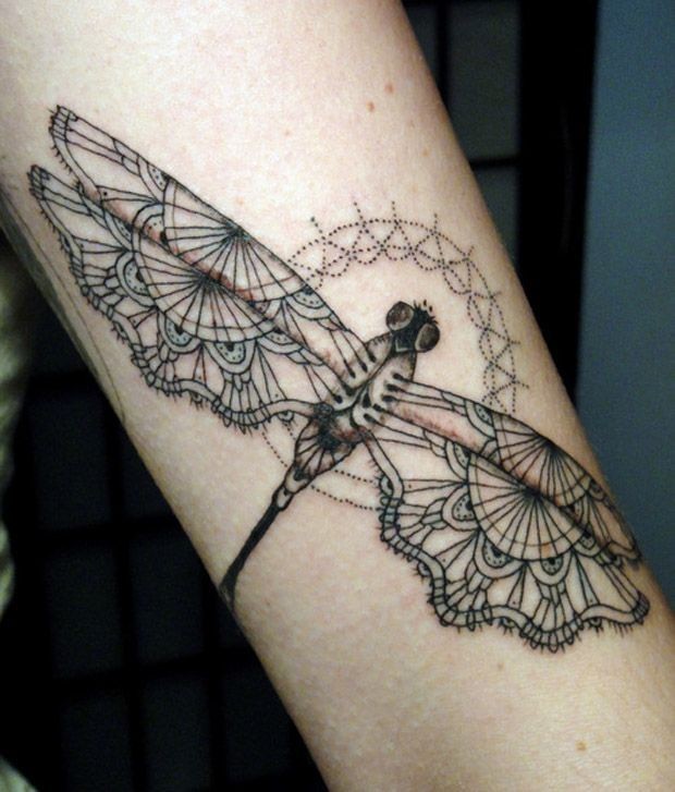 Schwarzes stilisiertes Libelle-Tattoo
