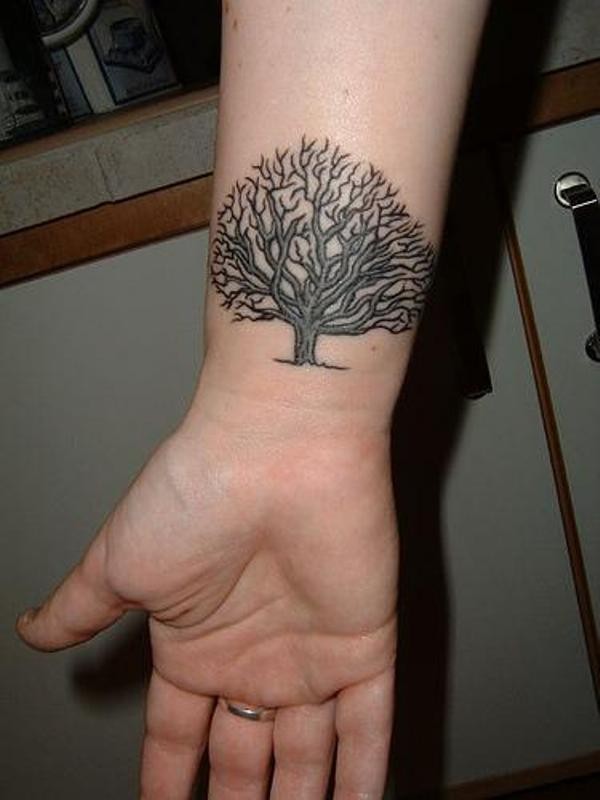 Schwarzer Baum Tattoo-Design für Handgelenk
