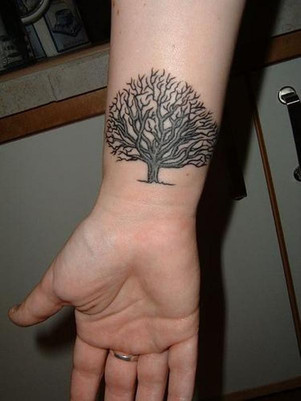 Tatuaggio piccolo sul polso l&quotalbero ramoso