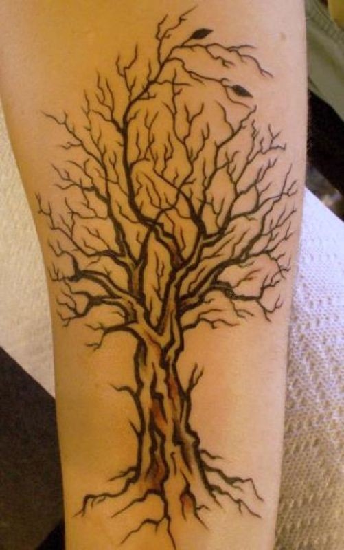 Tatuaje en el brazo, árbol gris con muchas ramitas