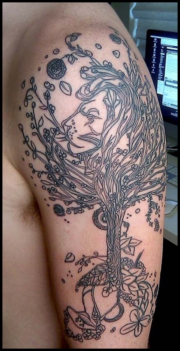Tatuaje de un árbol negro en mitad de la manga para hombre.