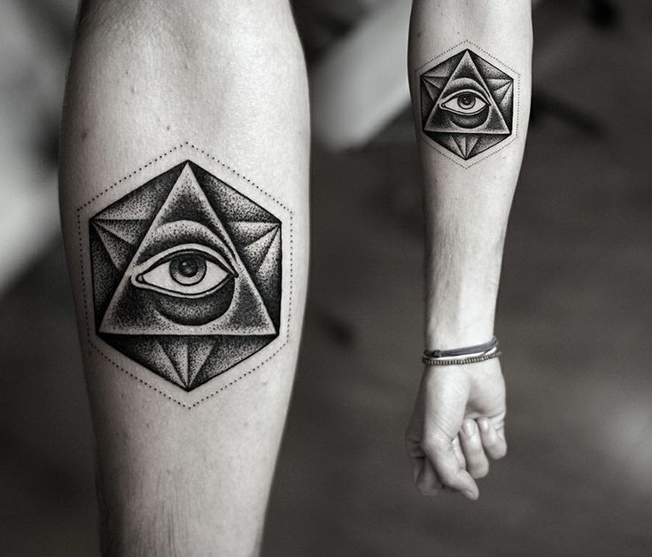 Tattoo von schwarzem Dreieck aus Illuminati  am  Unterarm