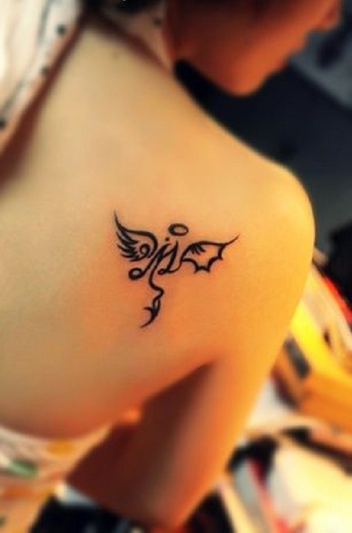 Tatuaje en el hombro, ángel tribal estilizado