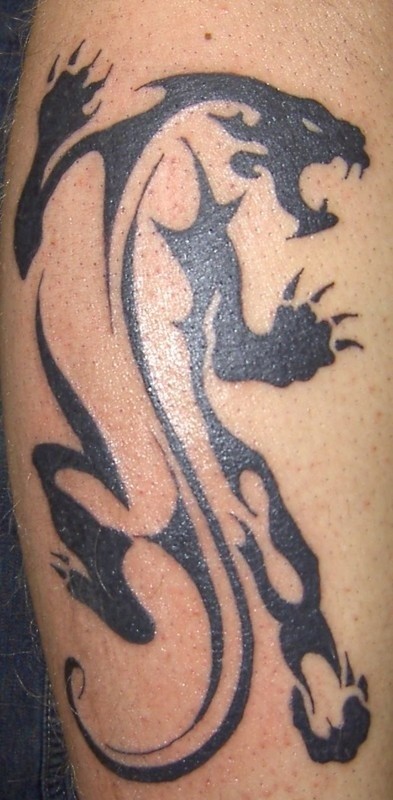 Tatuaje de una pantera negra tribal.