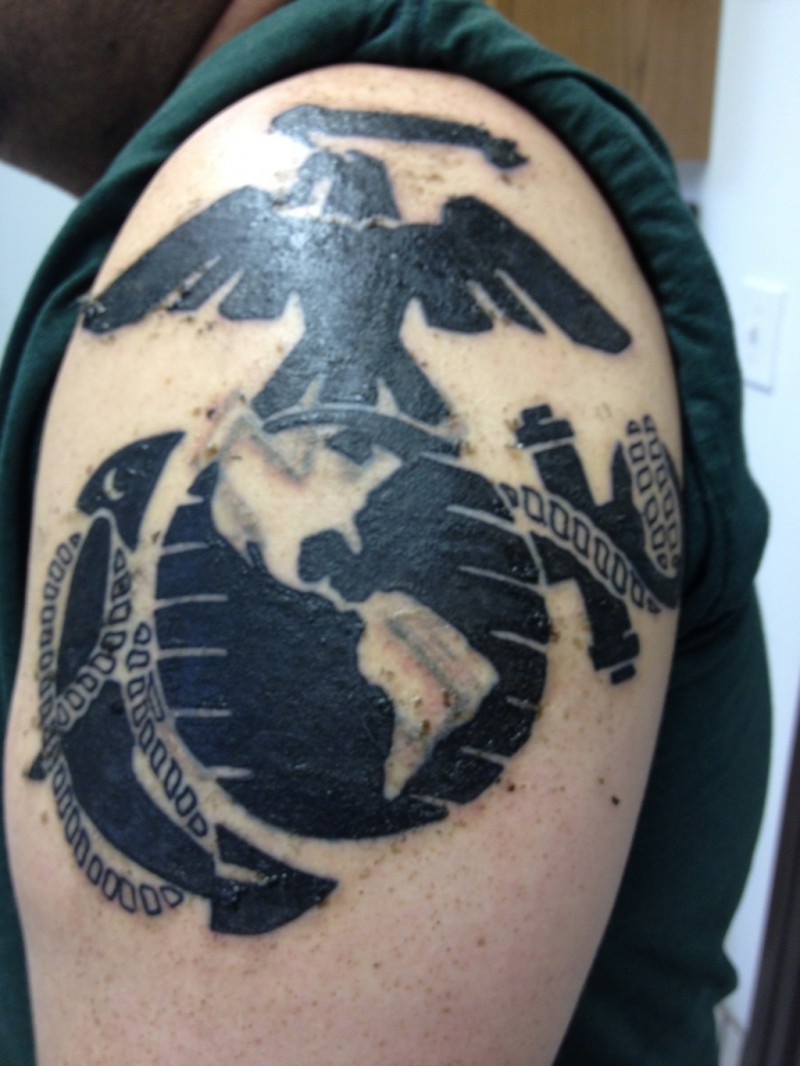 Tatuaggio nero sul deltoide i simboli americani