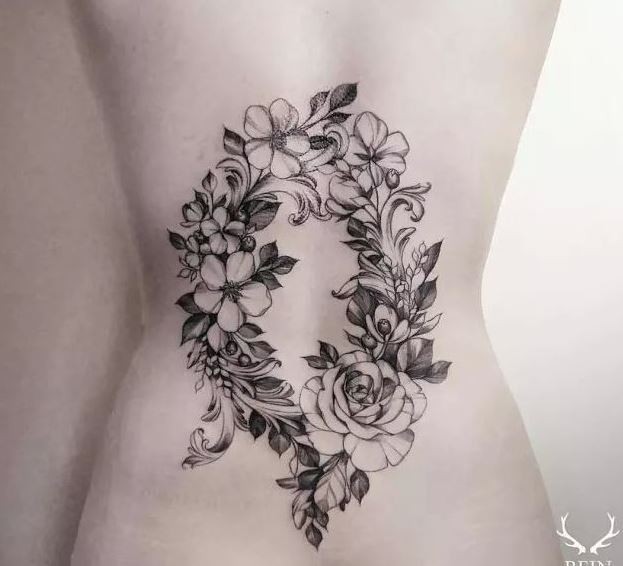 Blackwork preciso olhando para trás tatuagem de flores por Zihwa