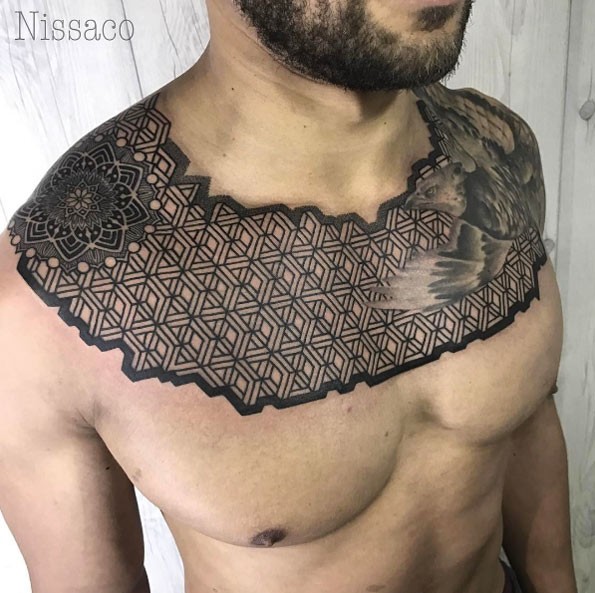 Blackwork estilo tatuaje de clavícula enorme creativo de ornamento geométrico con pájaro