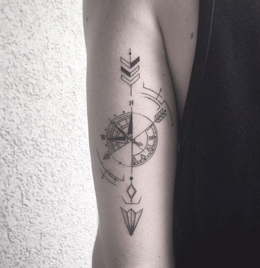 Blackwork estilo criativo procurando braço tatuagem de bússola com seta