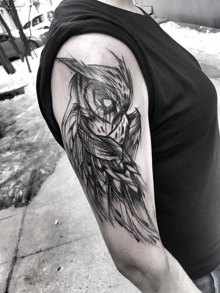 Blackwork estilo desenhado por Inez Janiak tatuagem de ombro de coruja mística