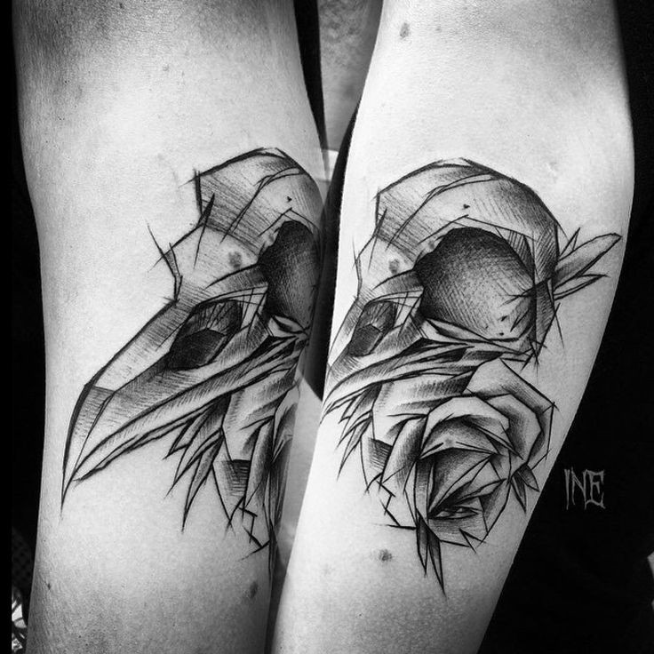 Estilo Blackwork desenhado por Inez Janiak tatuagem de braço de caveira de pássaro com rosa