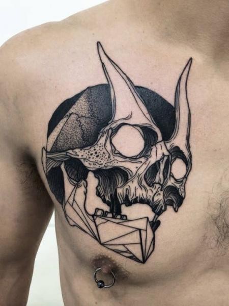 Blackwork estilo desenhado por Michele Zingales tatuagem no peito de crânio demoníaco