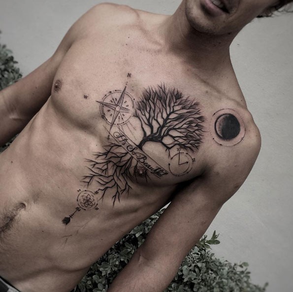 Blackwork estilo fantástico olhando peito e barriga tatuagem de árvore com letras e relógio