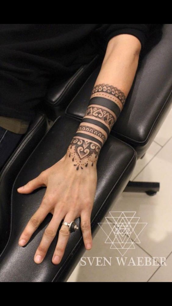 Tatuaggio del braccio dipinto impressionante stile blackwork di bei ornamenti