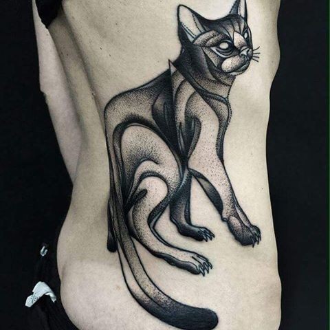 Estilo Blackwork grande pintado por Michele Zingales tatuaje lateral de gato místico