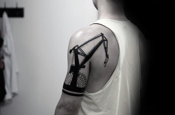 Blackwork Stil großer Tattoo an der Schulter