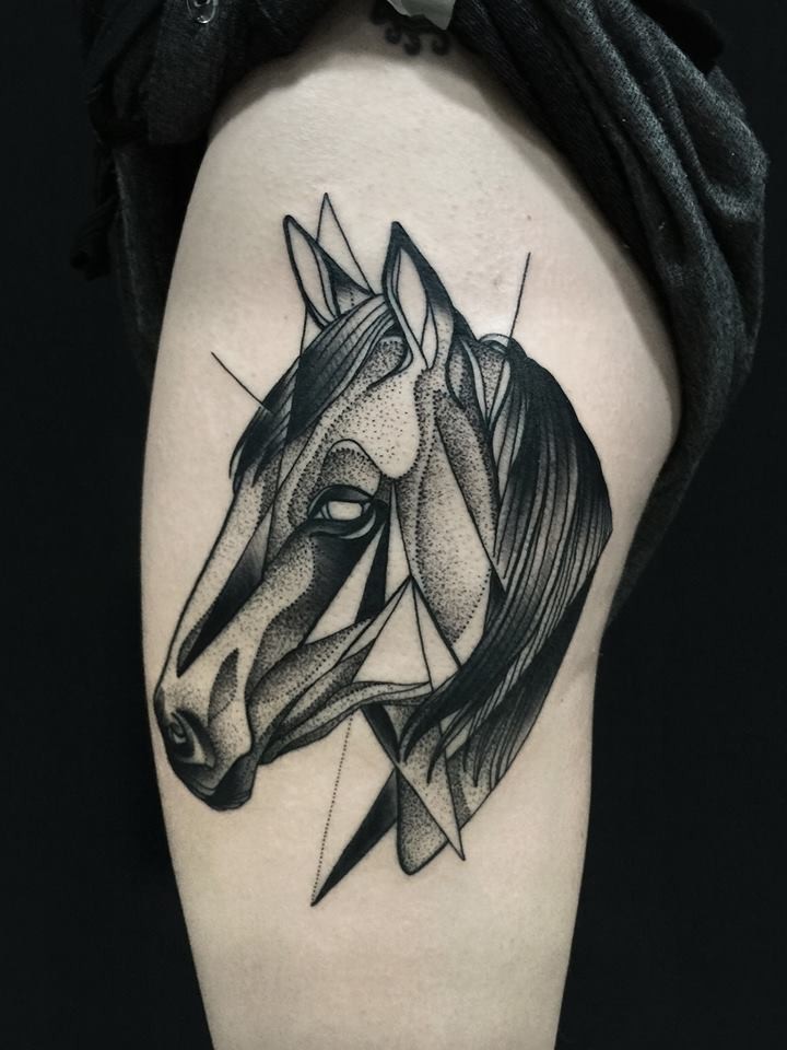 Estilo mediano de Blackwork pintado por Michele Zingales Tatuaje de muslo de cabeza de caballo