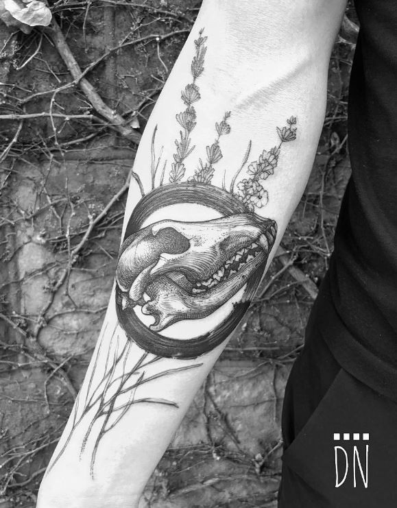 Blackwork estilo bonito olhando pintado por Dino Nemec antebraço tatuagem de caveira com flores