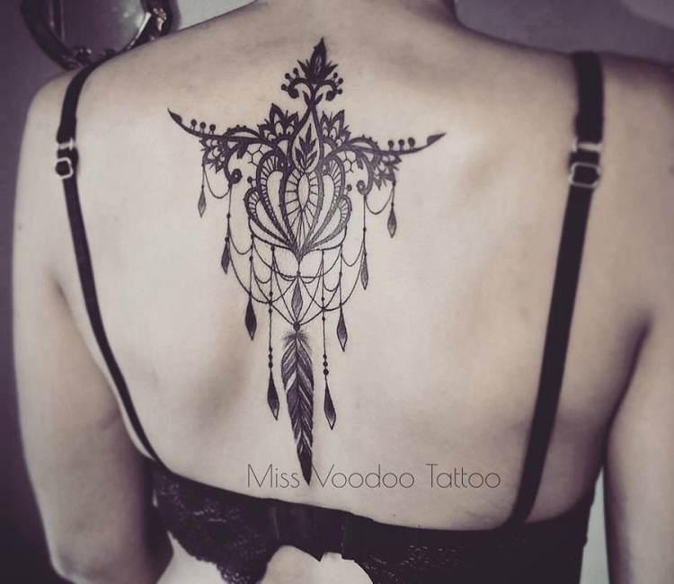 Blackwork estilo pintado por Caro Voodoo tatuagem traseira superior de ornamento floral com pena