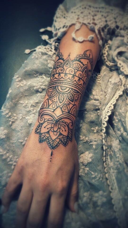 Tatuaje de ornamento floral típico de Blackwork en el brazo