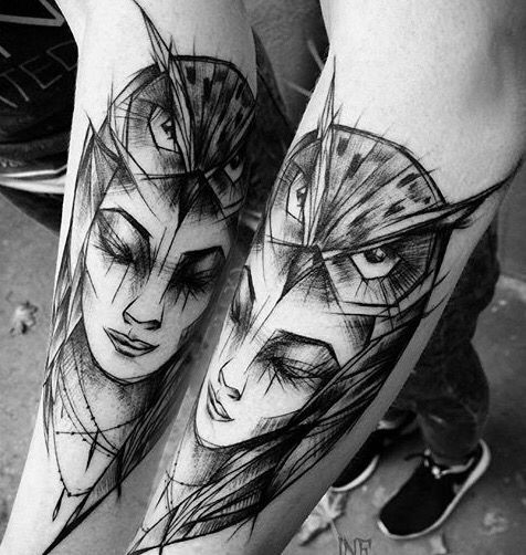 Donna in stile blackwork con gufo dipinto da Inez Janiak tattoo on arm