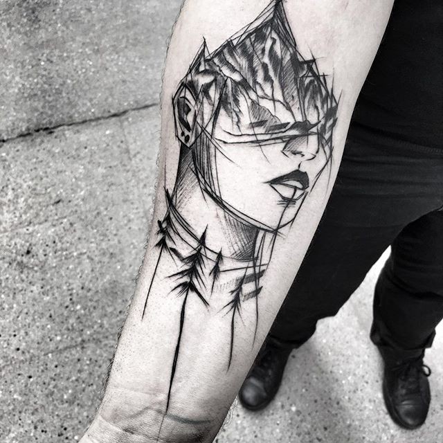 Blackwork estilo surrealismo pintado por Inez Janiak tatuagem antebraço de cabeça de mulher com árvores