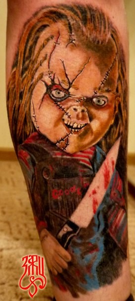 Horrortattoo aus dem Film mit  blutdürstigigem Chucky auf dem Bein