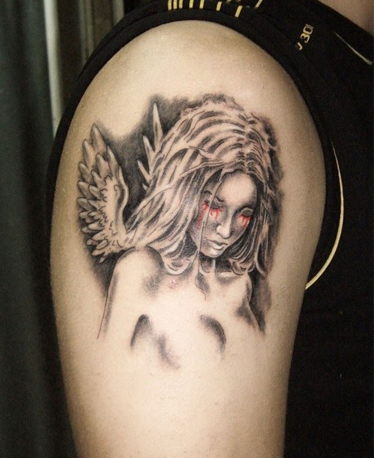 bel angelo ragazza piangendo a sangue tatuaggio su spalla