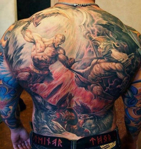 Tatuaje en la espalda completa, batalla entre dos guerreros