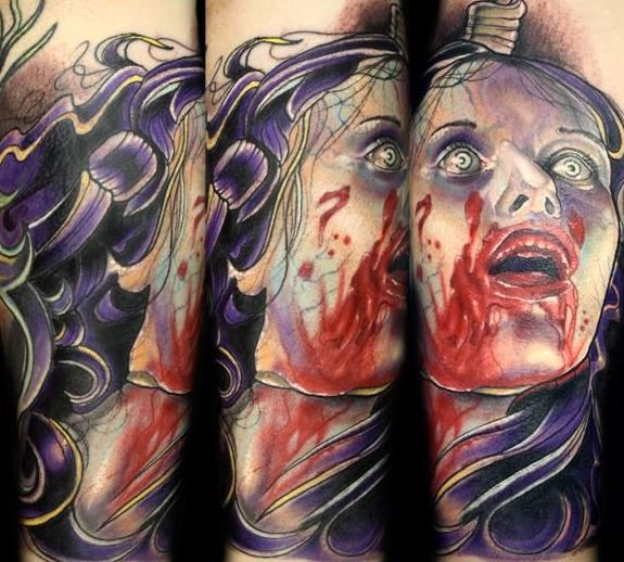 Tatuaje de chica moribunda en sangre