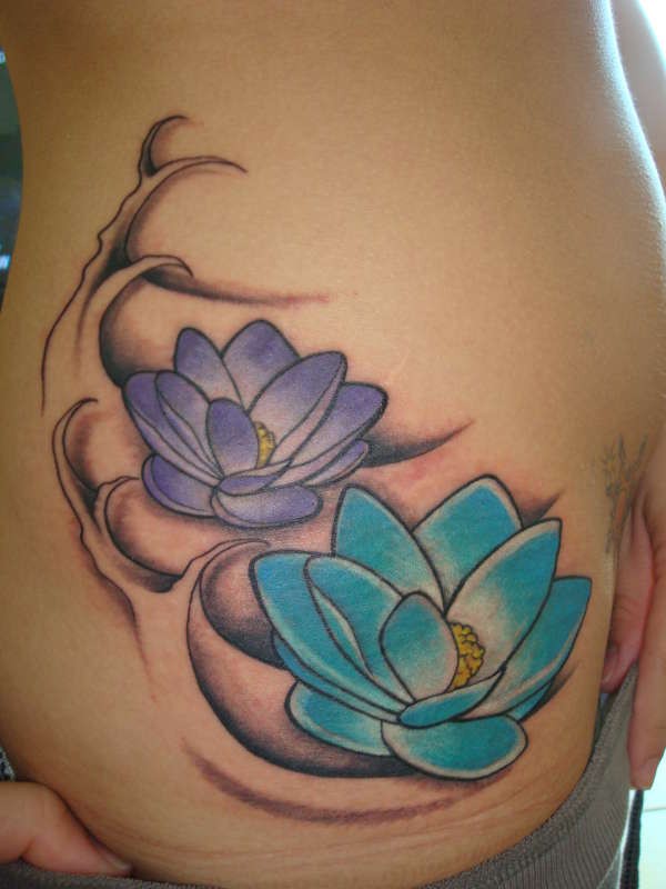 blu e viola fiori loto tatuaggio