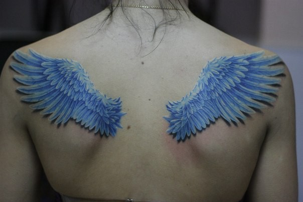 Blaue Engelsflügel Tattoo für Frauen