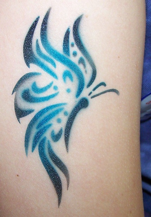 Tatuaje en la pierna,
mariposa azul elegante