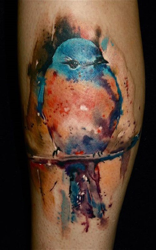 Tatouage d&quotun oiseau bleu sur la jambe