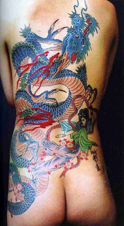 Tatuaje en la espalda, dragón japonés y geisha