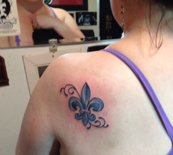 blu fleur de lis tatuaggio sulla scapola