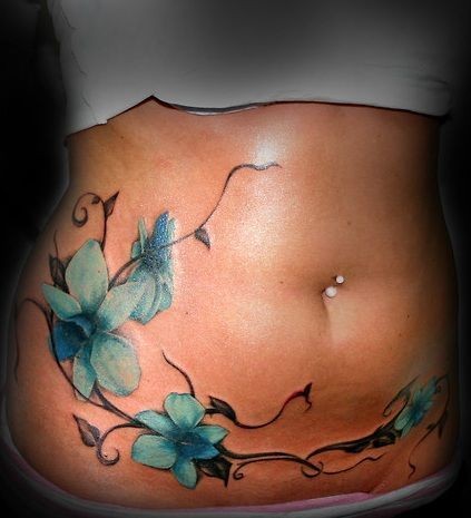 orchidee blu tatuaggio sulla pancia