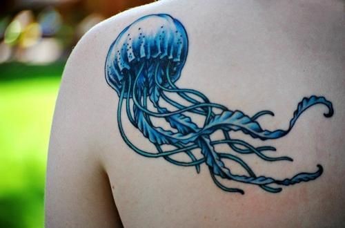 Tatuaje en el hombro,  medusa azul brillante