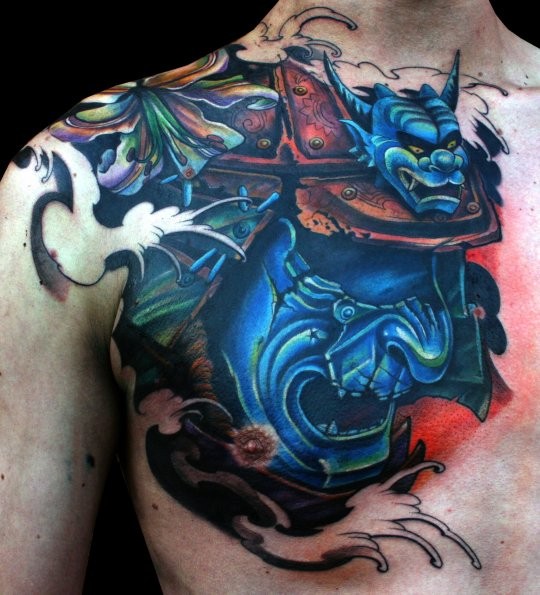 Tatuaje en el pecho, máscara de demonio azul