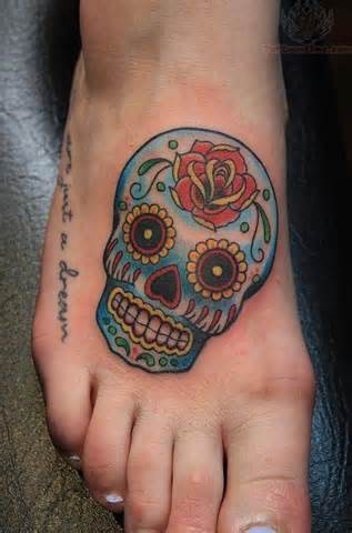 Tatuaje en la pierna, calavera de azúcar azul pequeña
