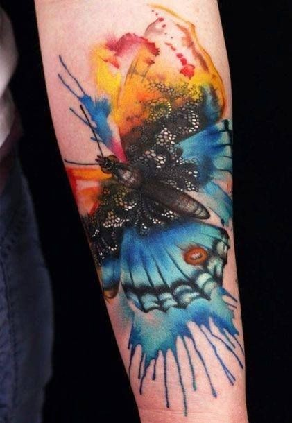 Tatuaggio colorato surrealistico sulla gamba la farfalla