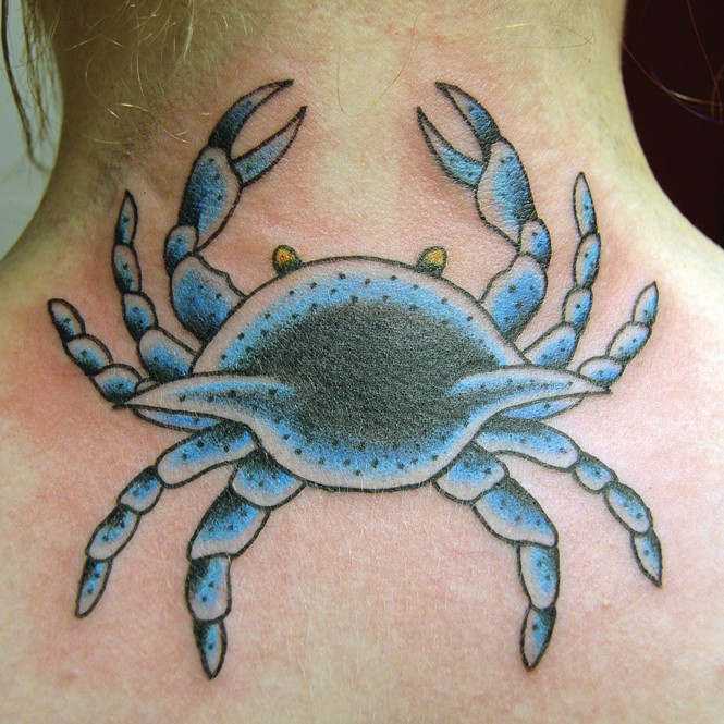 Tatuaje en el cuello, cangrejo de colores azul y gris