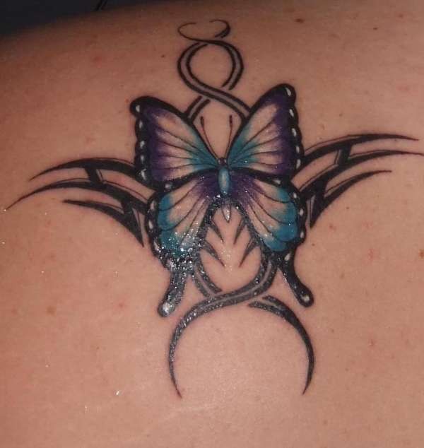 farfalla celtica blu e viola tatuaggio per femmina