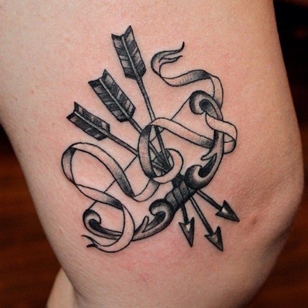 bellissimo arco e triplo frecce con nastro tatuaggio su coscia