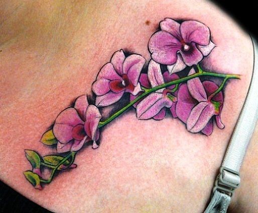 Ast mit lilafarbigen Orchideen Tattoo am Schulterblatt
