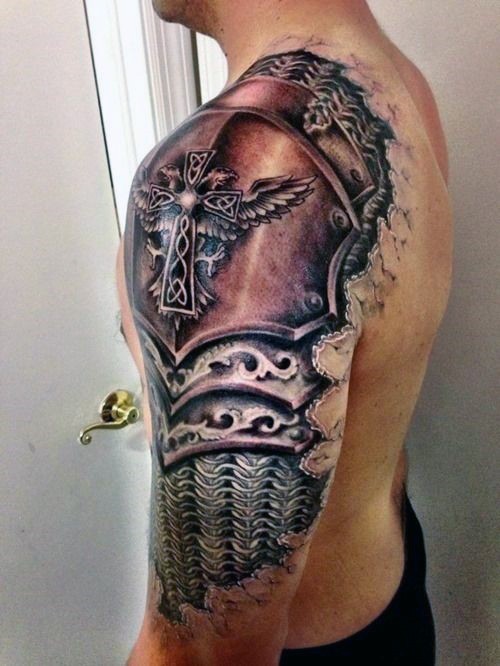 Tatuaje en el brazo,
 armadura medieval excelente super realista