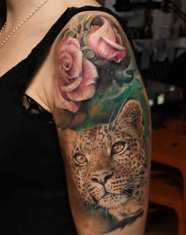 Breathtaking accurate painted natural colored leopard tattoo on shoulder combined with roses