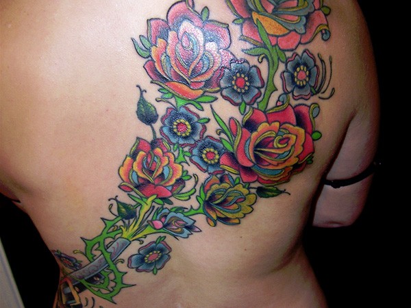 Atemberaubendes erstaunliches farbiges großes florales Tattoo am ganzen Rücken